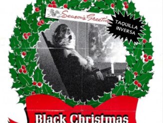 Cartell de Black Christmas. Hi ha una corona de vesc amb un llaç vermell amb el títol. Dins de la corona hi ha una imatge, en blanc i negre, d'un cadàver amb una bossa al cap en una cadira