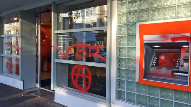 Den Haag: 9 pinautomaten gesloopt uit solidariteit met de anarchisten beschuldigd van bankoverval